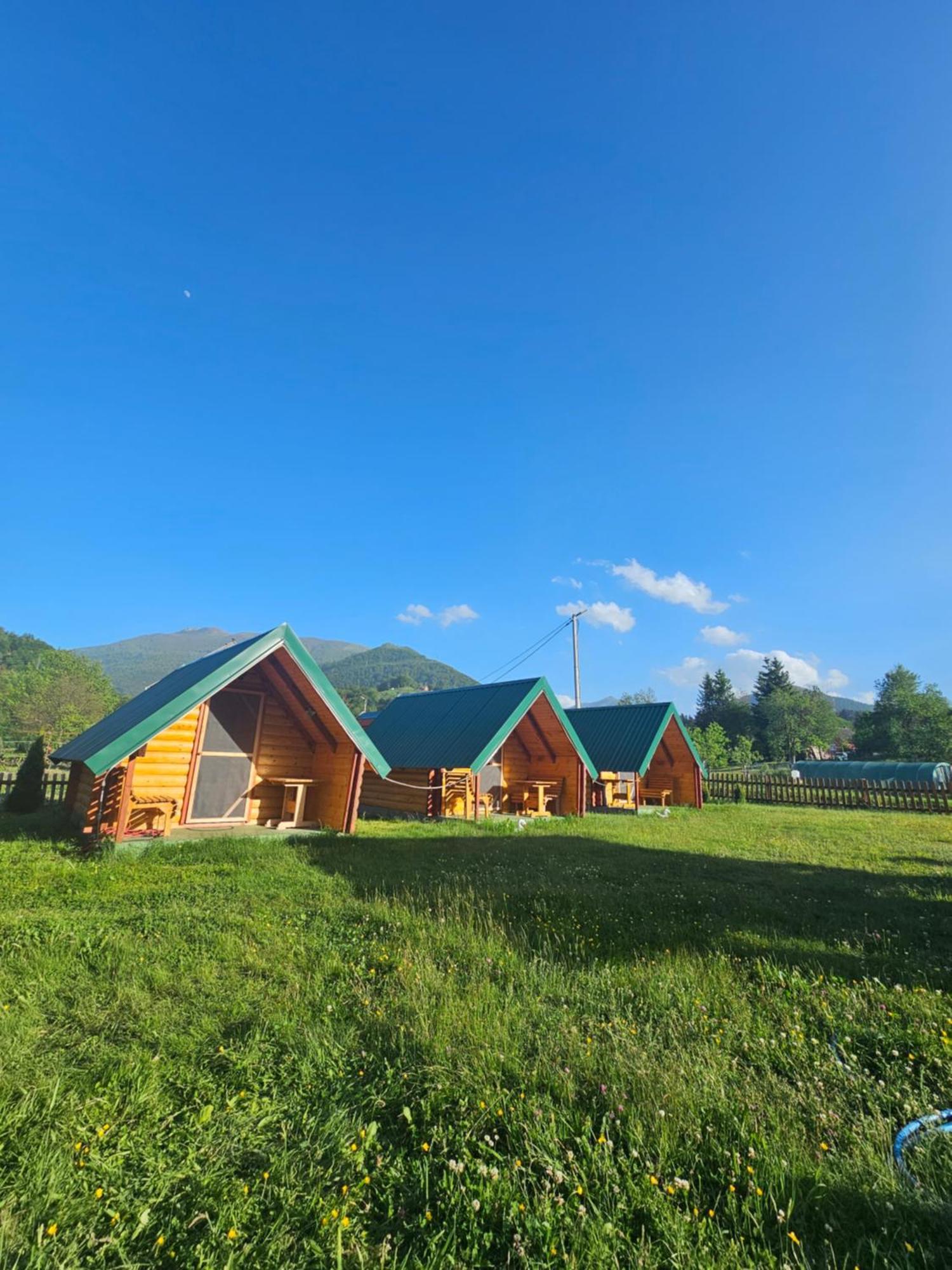Konaci Oceva Zemlja Bungalovi Konaci Oceva Zemlja Vikendica モイコヴァツ エクステリア 写真