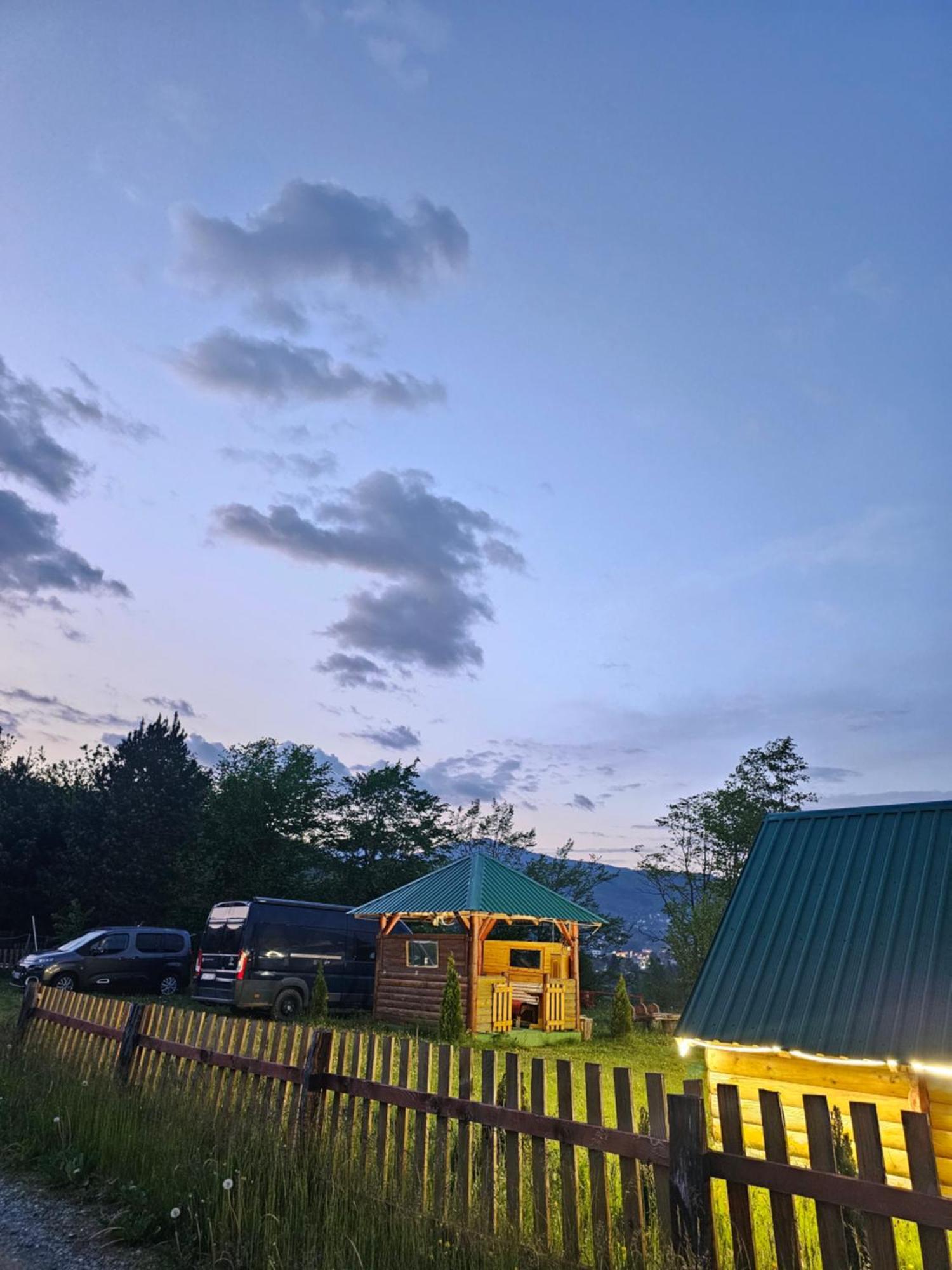 Konaci Oceva Zemlja Bungalovi Konaci Oceva Zemlja Vikendica モイコヴァツ エクステリア 写真