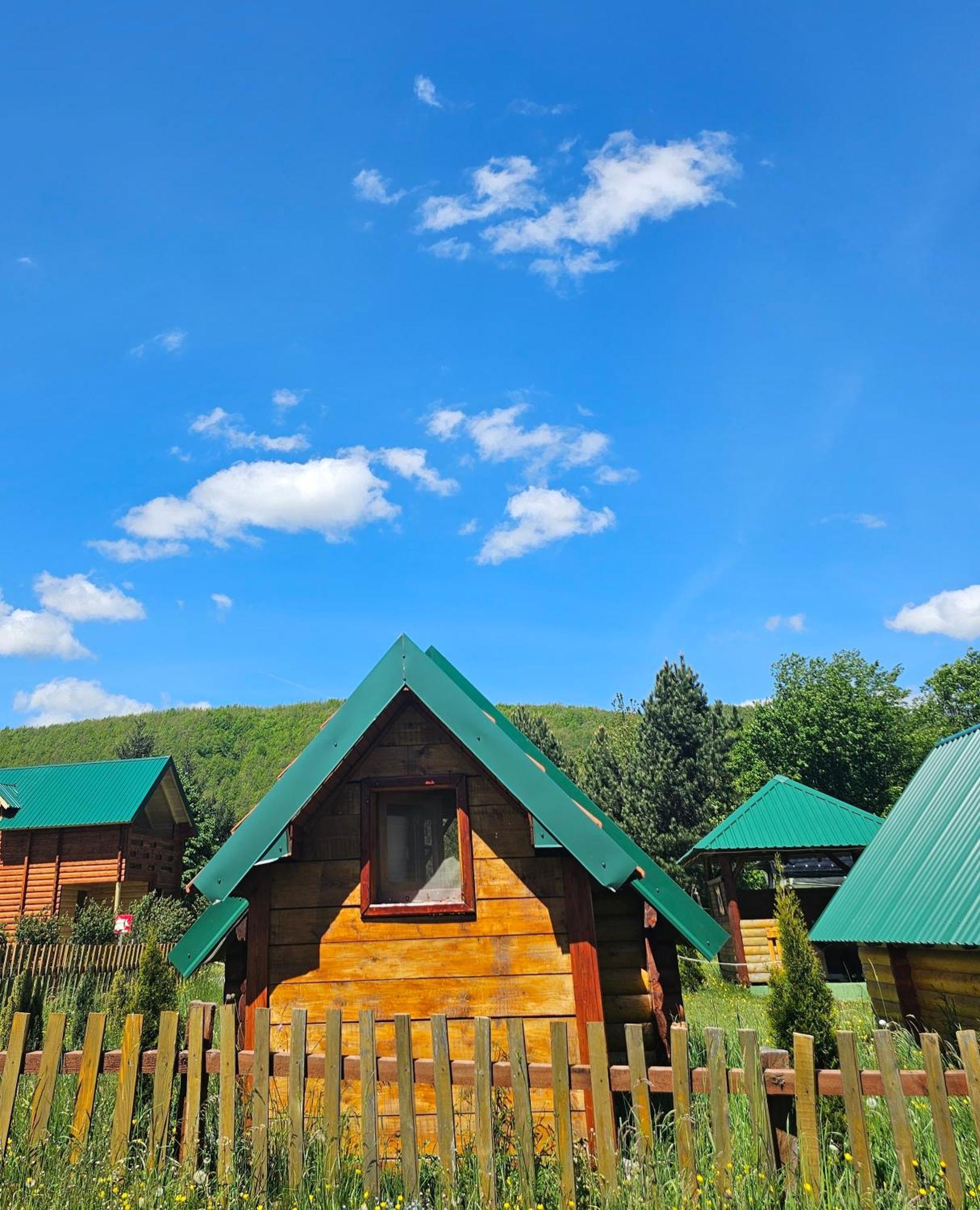 Konaci Oceva Zemlja Bungalovi Konaci Oceva Zemlja Vikendica モイコヴァツ エクステリア 写真