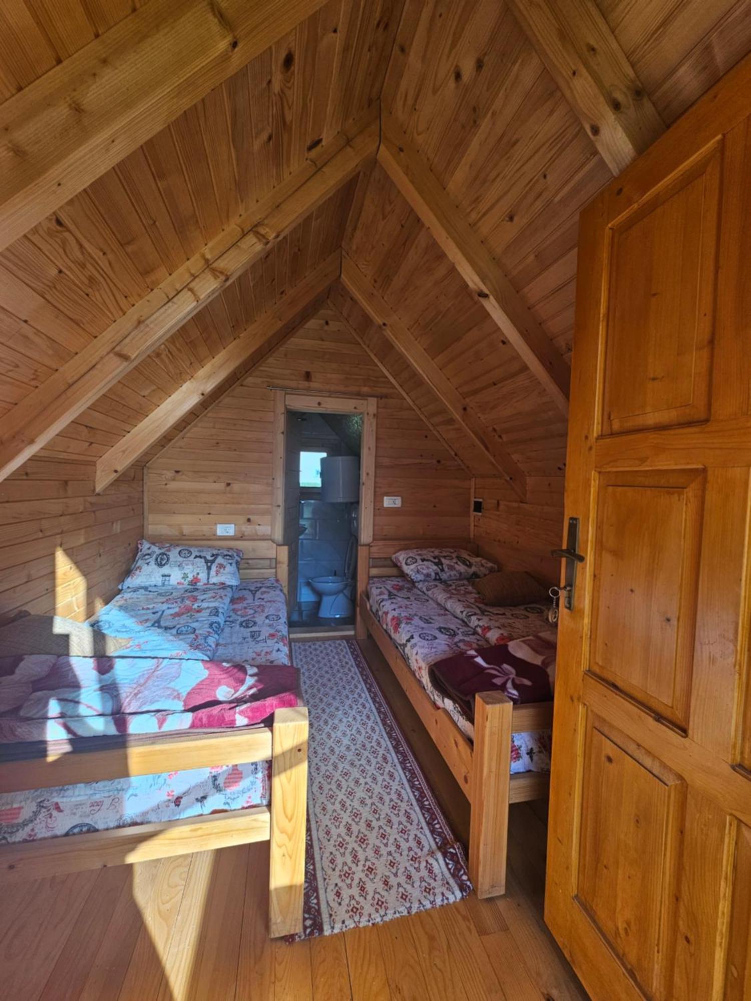 Konaci Oceva Zemlja Bungalovi Konaci Oceva Zemlja Vikendica モイコヴァツ エクステリア 写真