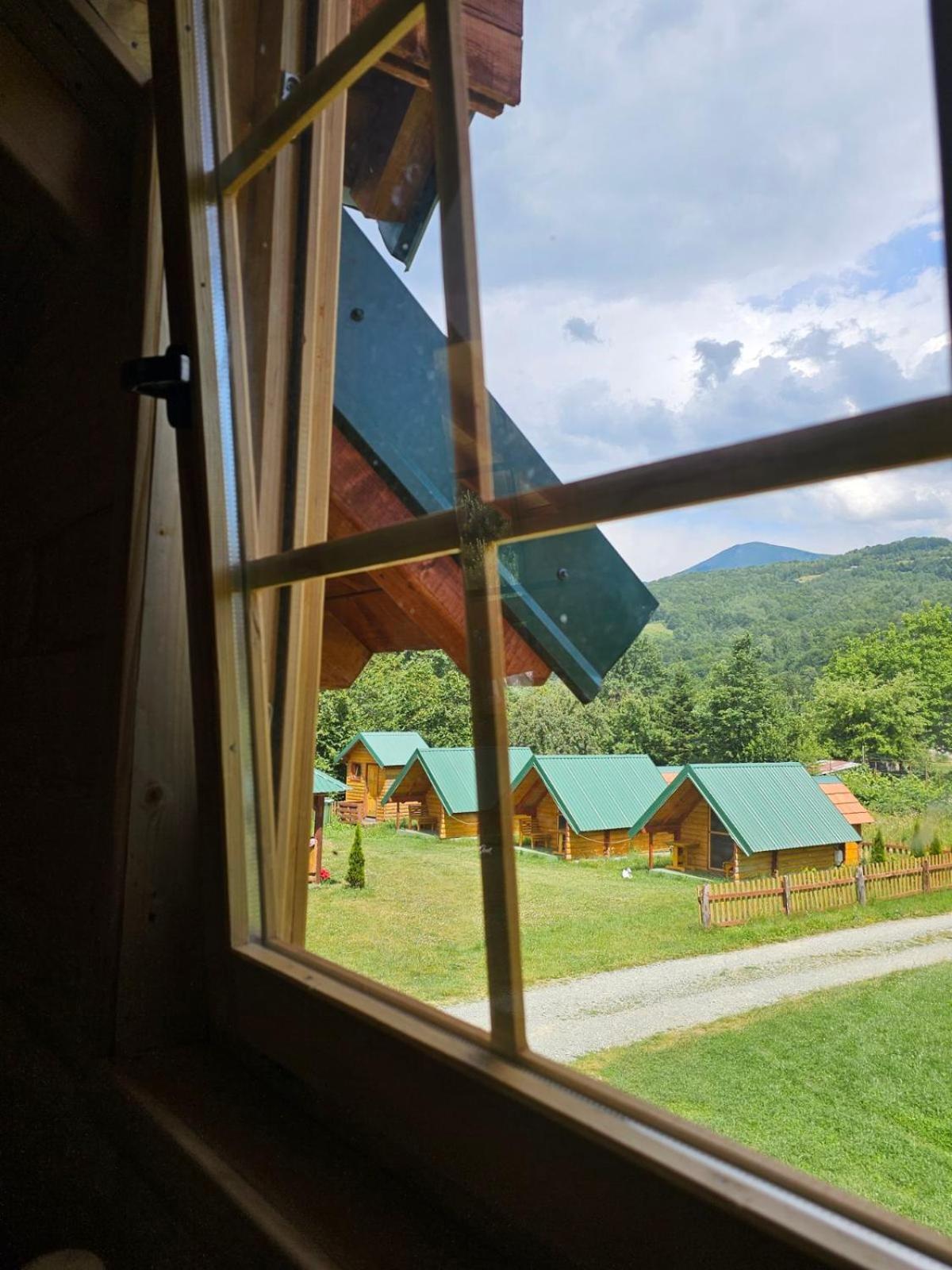 Konaci Oceva Zemlja Bungalovi Konaci Oceva Zemlja Vikendica モイコヴァツ エクステリア 写真