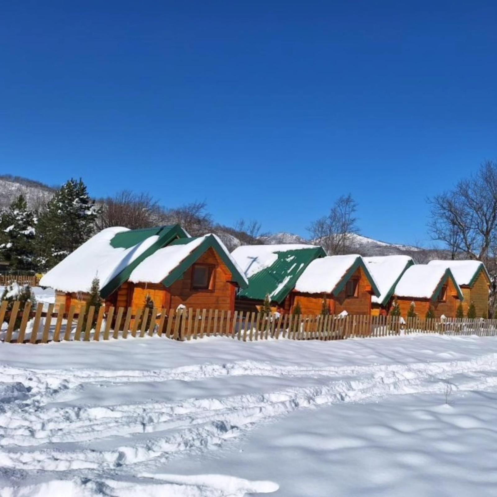 Konaci Oceva Zemlja Bungalovi Konaci Oceva Zemlja Vikendica モイコヴァツ エクステリア 写真