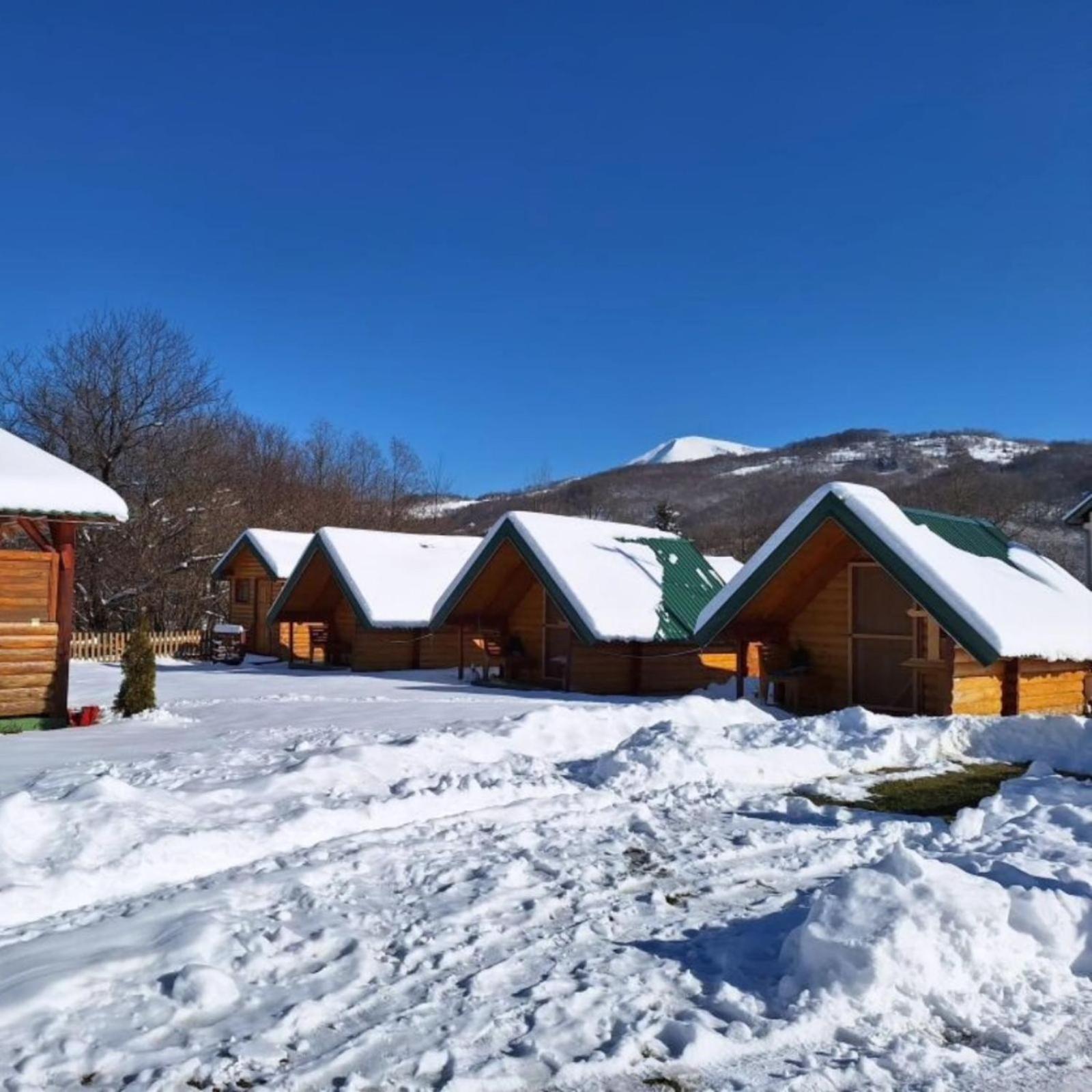 Konaci Oceva Zemlja Bungalovi Konaci Oceva Zemlja Vikendica モイコヴァツ エクステリア 写真