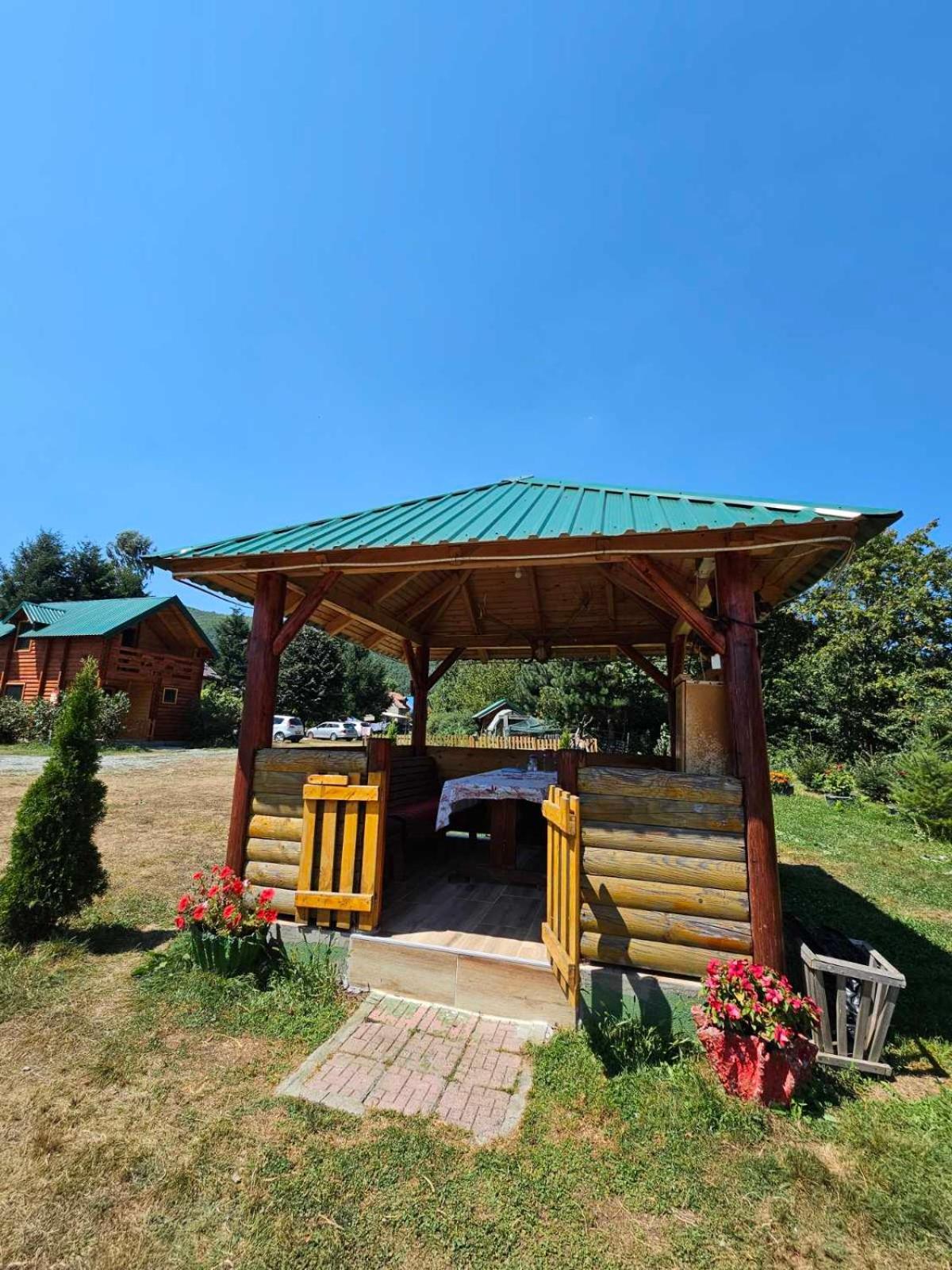 Konaci Oceva Zemlja Bungalovi Konaci Oceva Zemlja Vikendica モイコヴァツ エクステリア 写真