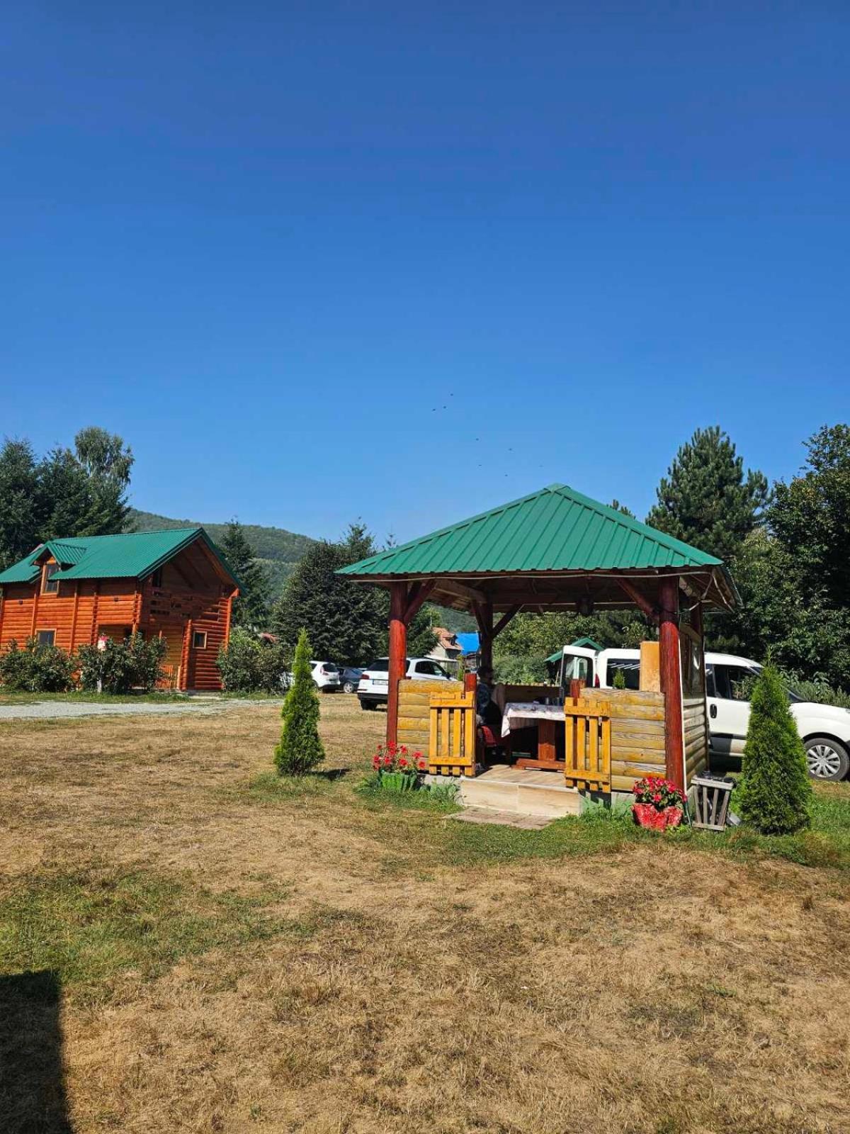 Konaci Oceva Zemlja Bungalovi Konaci Oceva Zemlja Vikendica モイコヴァツ エクステリア 写真