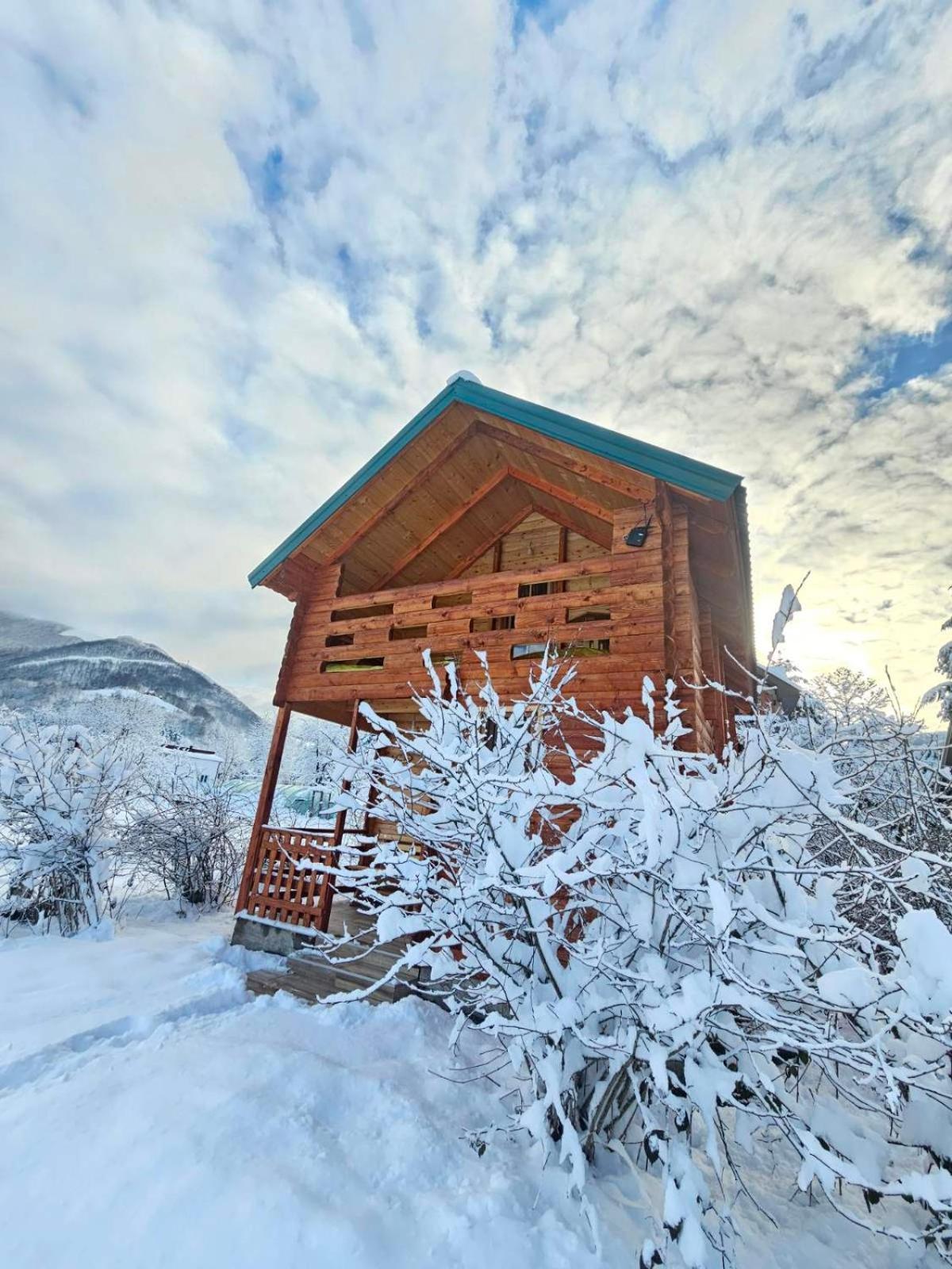 Konaci Oceva Zemlja Bungalovi Konaci Oceva Zemlja Vikendica モイコヴァツ エクステリア 写真