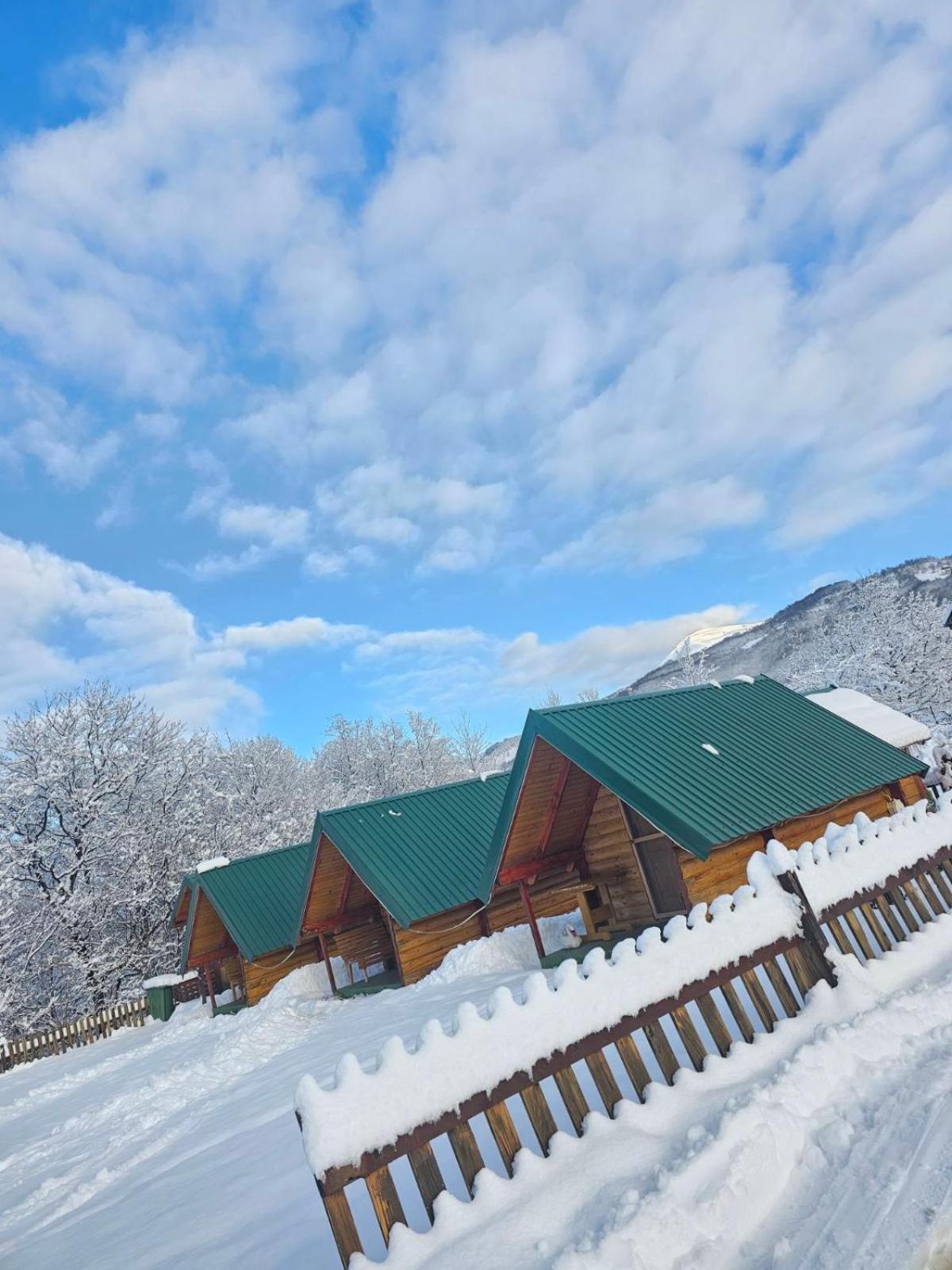 Konaci Oceva Zemlja Bungalovi Konaci Oceva Zemlja Vikendica モイコヴァツ エクステリア 写真