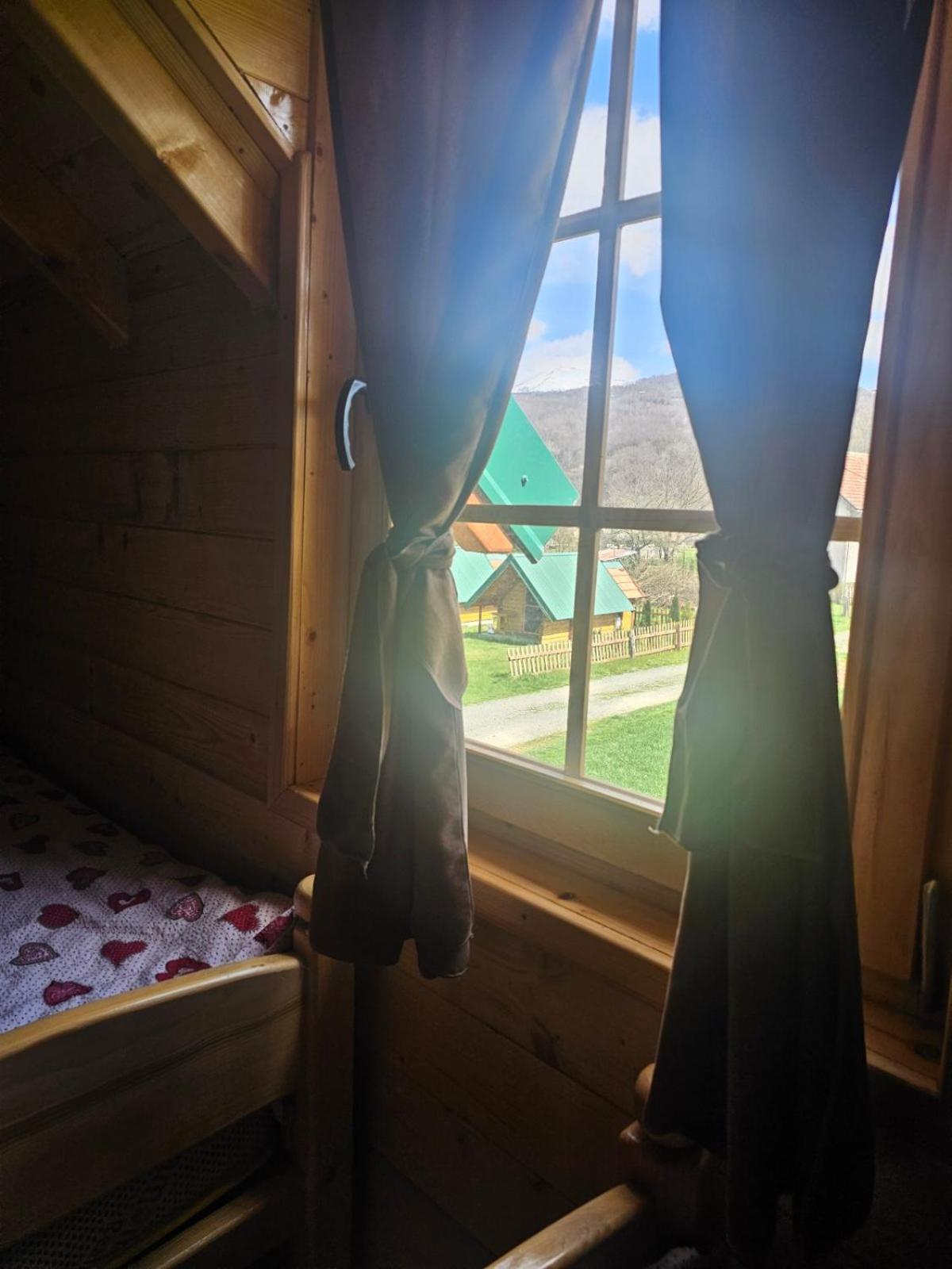 Konaci Oceva Zemlja Bungalovi Konaci Oceva Zemlja Vikendica モイコヴァツ エクステリア 写真